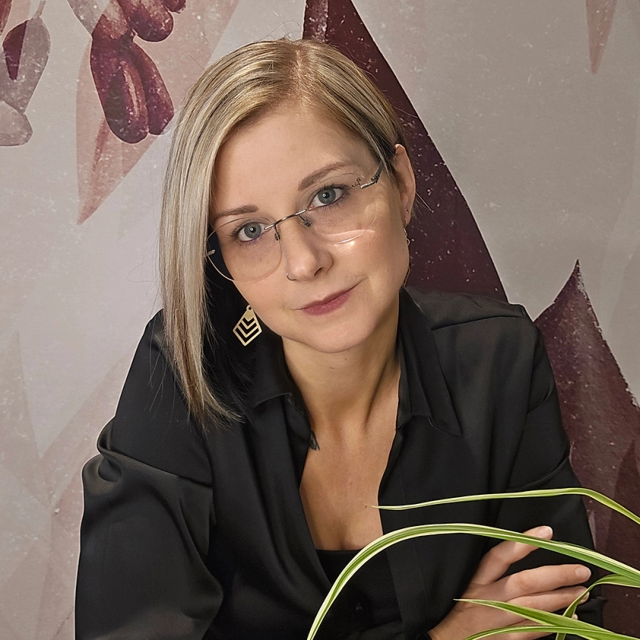 martina höchstöger in einem freundlichen raum lächelt 