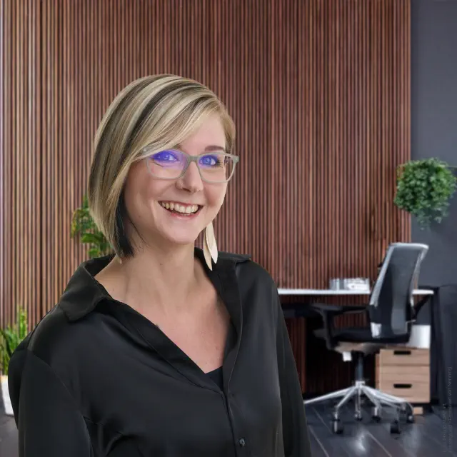 martina hochstöger mit verschränkten, aber entschlossenen armen